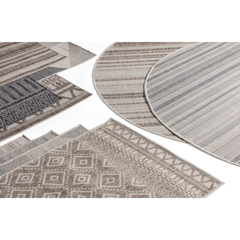 Ramiele Machine Made Indoor / Outdoor Area Rug, Rectangle 6'6.7" x 9'2.2"