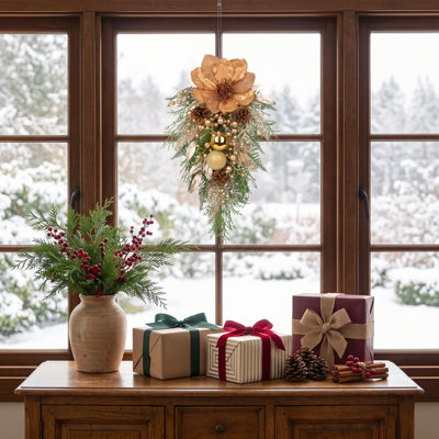 Guirlande de Noël artificielle en forme de larme, couleur champagne, avec magnolia, boules de Noël dorées, baies, feuilles, branches, pommes de pin et aiguilles de pin. Décoration idéale pour la porte d'entrée, la fenêtre, l'intérieur et l'extérieur. Parfait pour les fêtes de fin d'année.