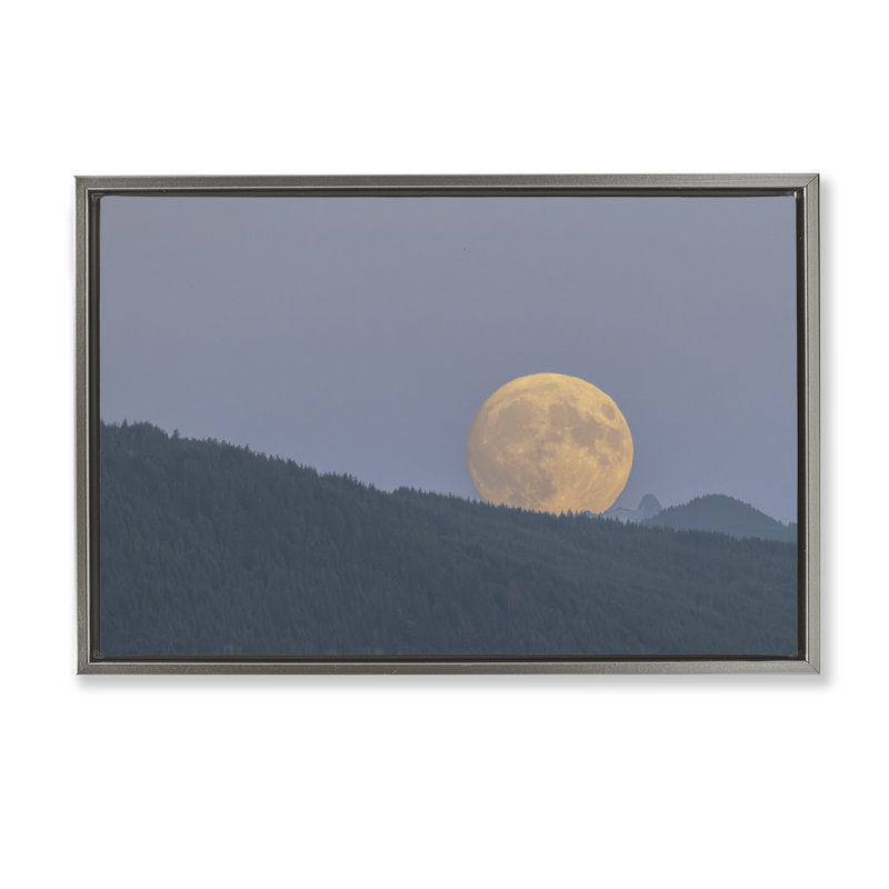 Cadre flottant Majestic Moonrise Landscape, design par Nancy Crowell, H 21 po x l 31 po, Cadre flottant gris lustré