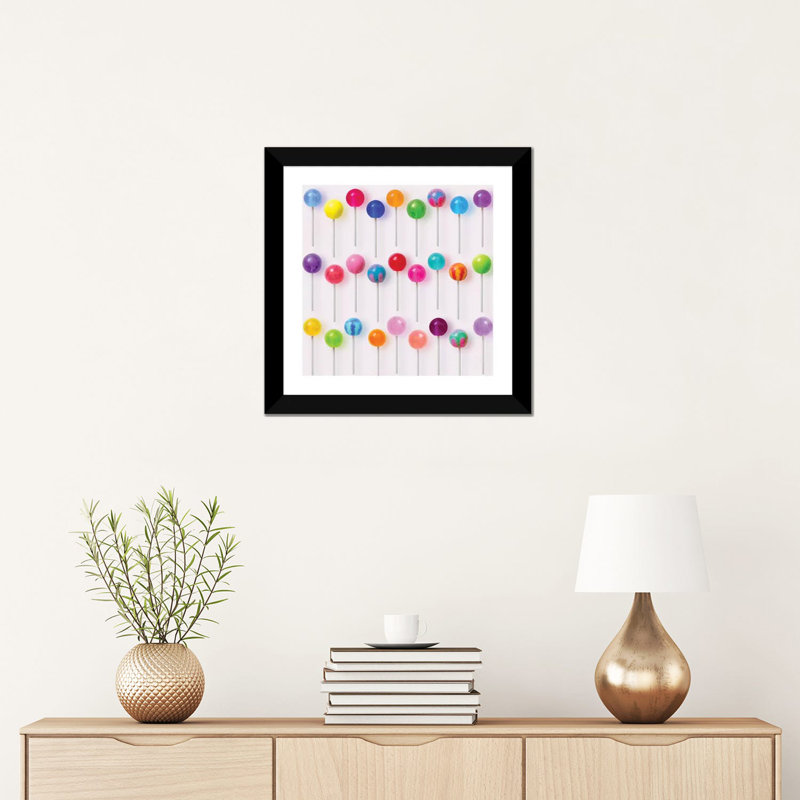 « Sucettes colorées » par Erin Summer-impression d’art graphique, Blanc, H 16 po x l 16 po x P 1 po, Papier encadré noir