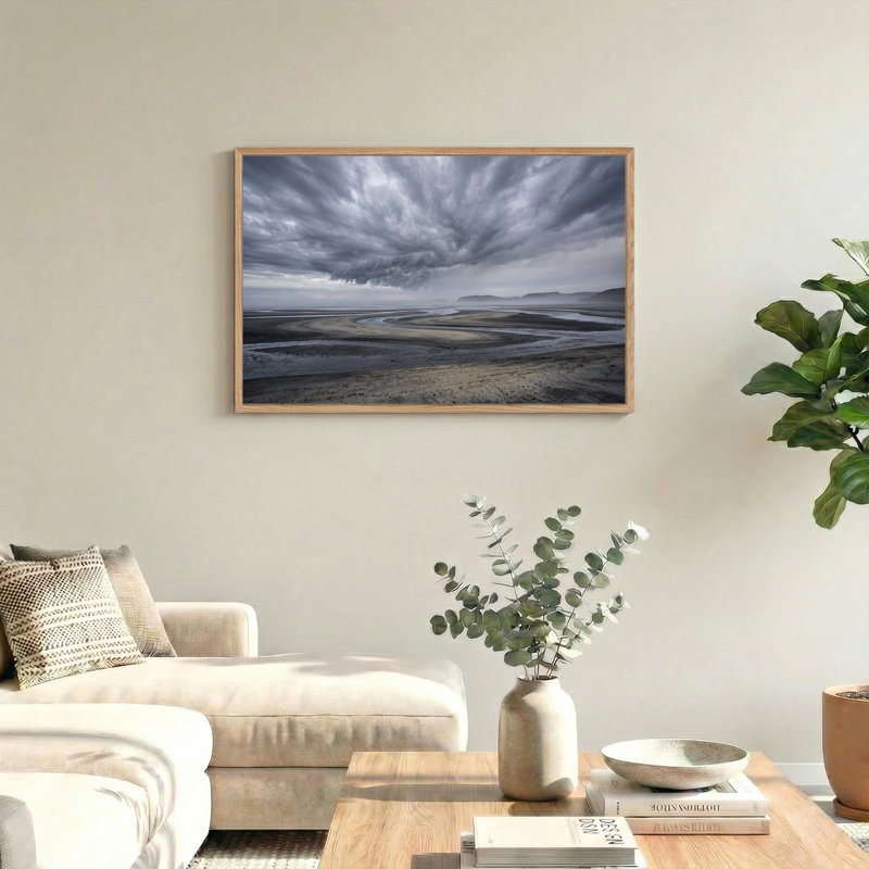 Toile sombre, ciel orageux au-dessus d'une rivière sinueuse, canaux sur une plage de sable, 36"H x 48"W