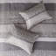 Édredon 7 pièces pour grand lit. Gris / taupe Motif de broderie. Comprend un édredon, des taies décoratives, des oreillers et une jupe de lit. Facile à entretenir. . 3 décoratifs 1 propre-126363500-126363503