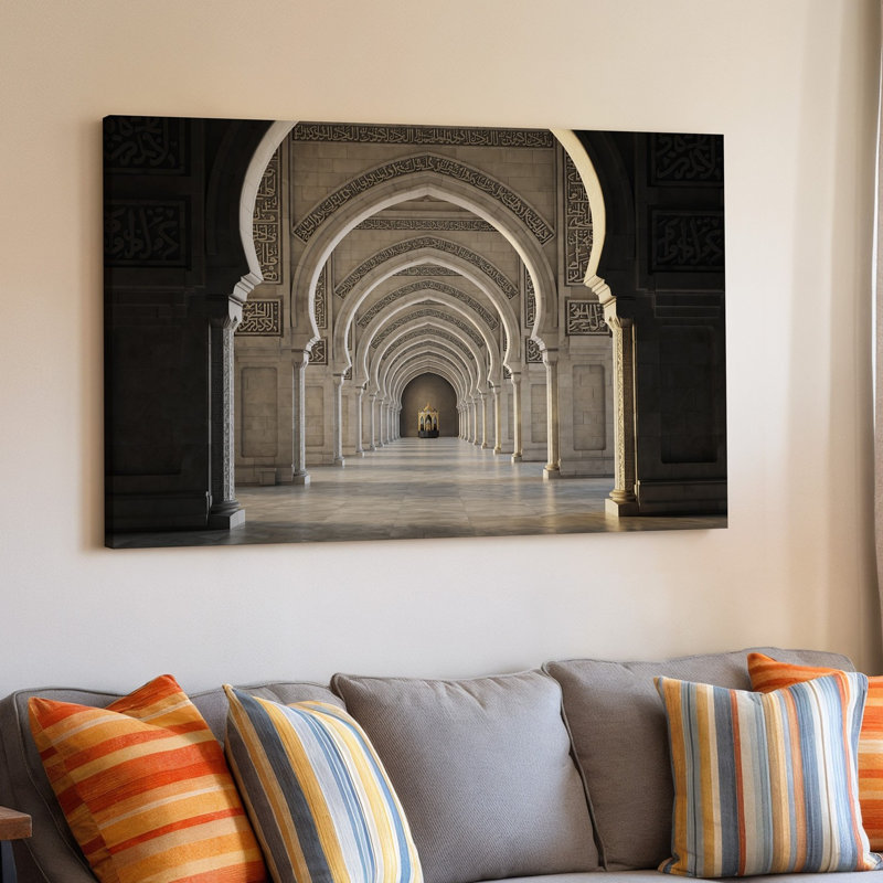Toile «A Grand Interior Space» avec une série d'arches murales au design complexe, chacune ornée d'une élégante calligraphie arabe