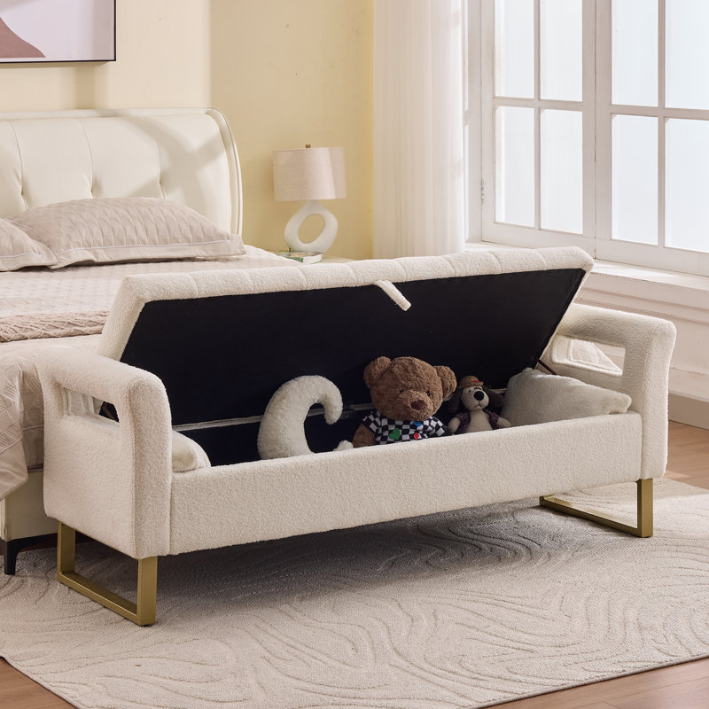 Banc de rangement pour lit en peluche 66 po avec deux pattes dorées, accoudoirs courbés et 2 coussins , 67"W, Crème
