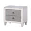 Ensemble de chambre à coucher King, design rembourré, gris et blanc, 4 pièces avec 2 tables de chevet et une commode-136170518