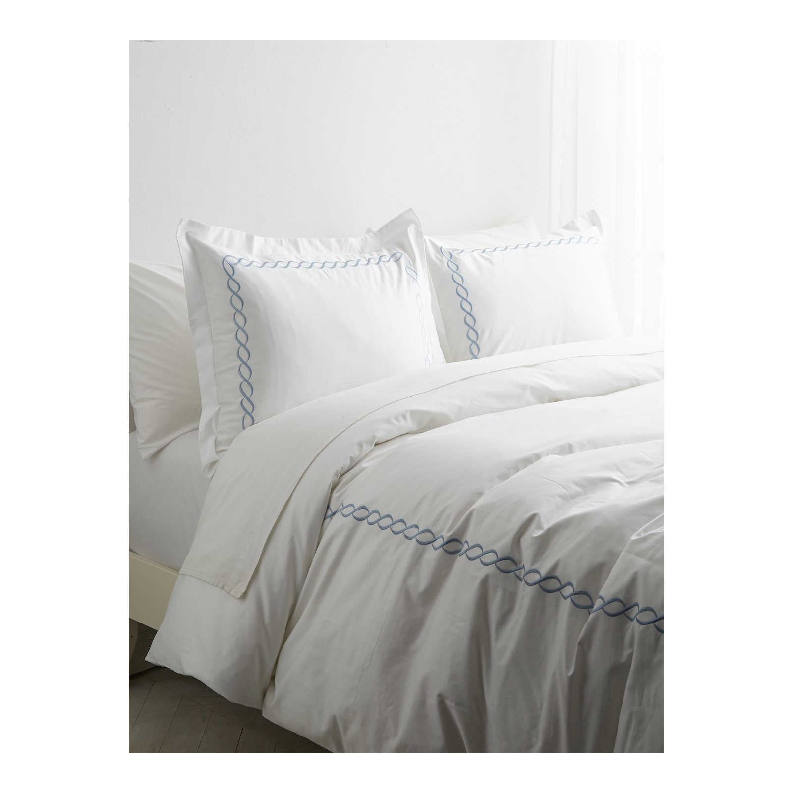 Avellana Sateen Duvet Cover Set, Queen Duvet Cover + 2 Shams, Blue/White