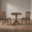 Ensemble de salle à manger rond 3 pièces en bois d'acajou et tissu lin, comprenant une table et des chaises à dossier à lattes.