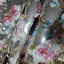 Papier peint argenté avec des branches de fleurs roses métalliques et des pivoines en fleurs