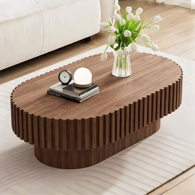Table basse ovale, table basse cannelée moderne Mid-Century avec piédestal, table basse en bois classique pour salon, chambre à coucher, appartement, bureau, petit espace, noyer de 43,1 po