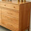 Buffet en bois massif à plusieurs tiroirs-79454912
