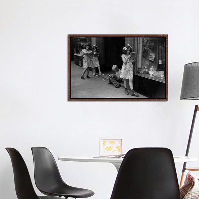 Comic Book Readers (NYC, 1947) 1 Piece Wall Art on Canvas