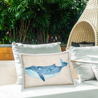 Coussin extérieur imprimé baleine faisant face à la gauche par June Erica Vess