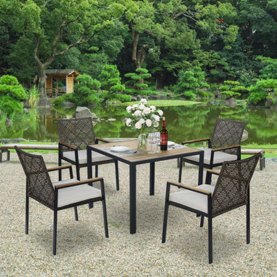 Ensemble de salle à manger d'extérieur 5 pièces résistant aux intempéries, avec plateau en bois d'acacia et trou pour parasol, couleur brun café.