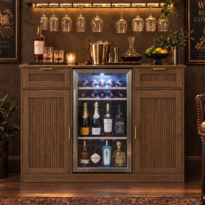 Meuble-bar à café cannelé de 135,5 cm de large avec compartiment réfrigérateur et prise électrique, buffet avec rangement, noyer