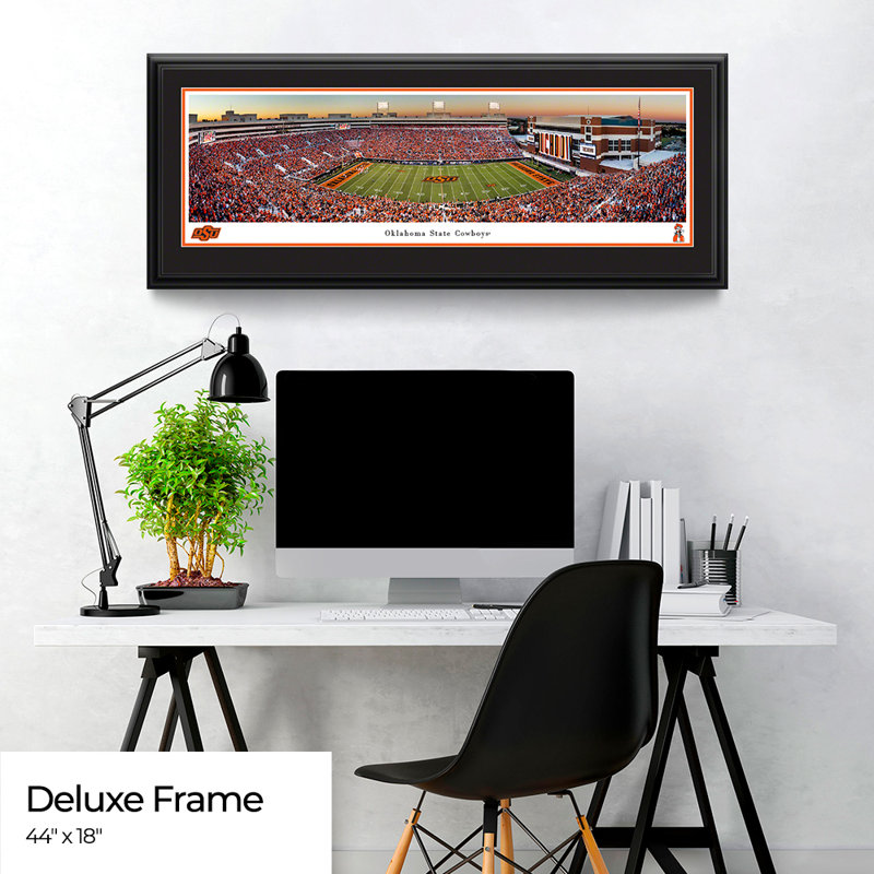 Impression panoramique de l'Oklahoma State Football, H 18 po x l 44 po x P 1,38 po, Papier avec cadre noir