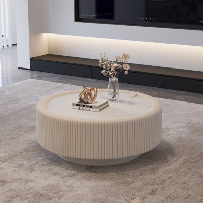 Table basse ronde cannelée avec plateau en verre trempé, structure en similicuir et base en émail cuit, décor minimaliste moderne pour le salon