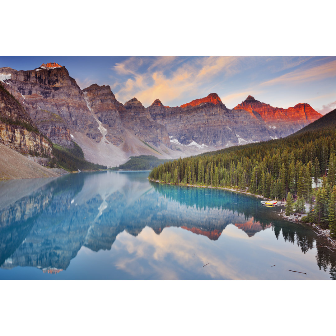 Moraine Lake At Sunrise von Sara_Winter - Leinwand Kunstdrucke