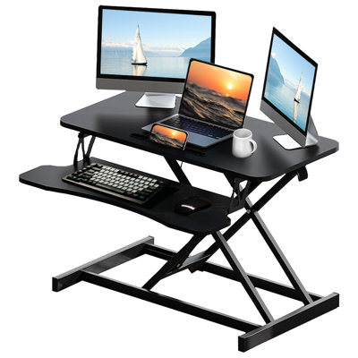 Convertisseur de bureau noir de 32 pouces, pratique pour passer de la position assise à la position debout et travailler efficacement avec deux écrans et un ordinateur portable. Idée cadeau originale pour Noël. Conception ergonomique et utilisation fluide.