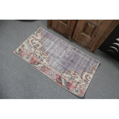 Tapis turc rétro fabriqué à la main avec des motifs floraux violets pour un décor rustique