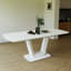 Table extensible blanche avec pieds élégants en forme de U pour une ambiance élégante