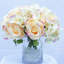 Arrangement floral d'hortensias et de roses dans un vase-729907020