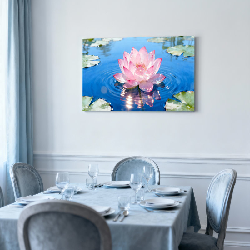 Ensemble de 1 tableau sur toile tendue représentant un nénuphar rose se reflétant sur une eau bleue., H 20 po x l 30 po