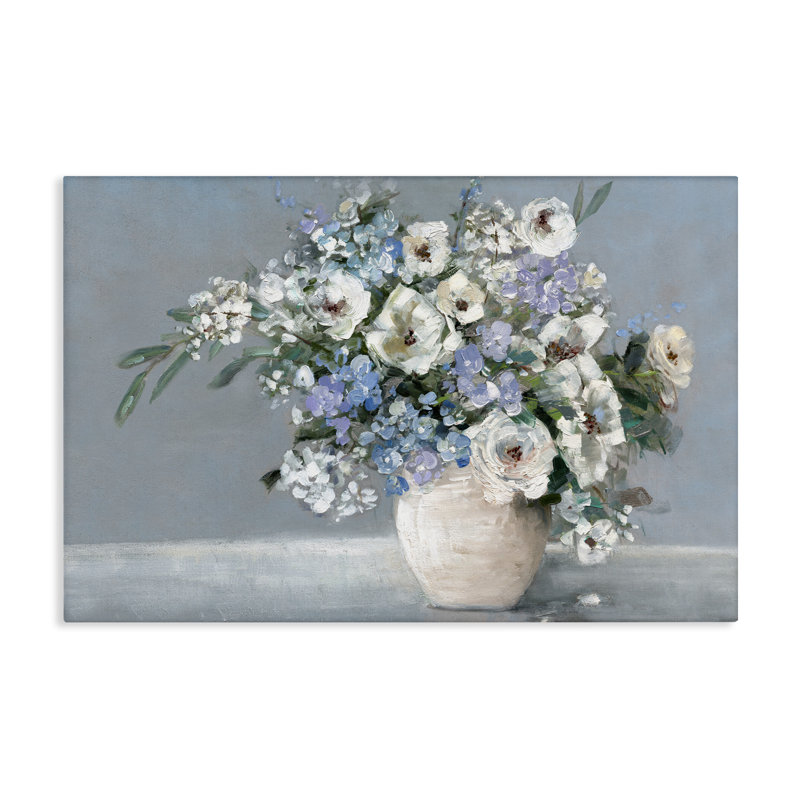 Fleurs élégantes sur toile bleue, design par Sally Swatland, H 20 po x l 30 po