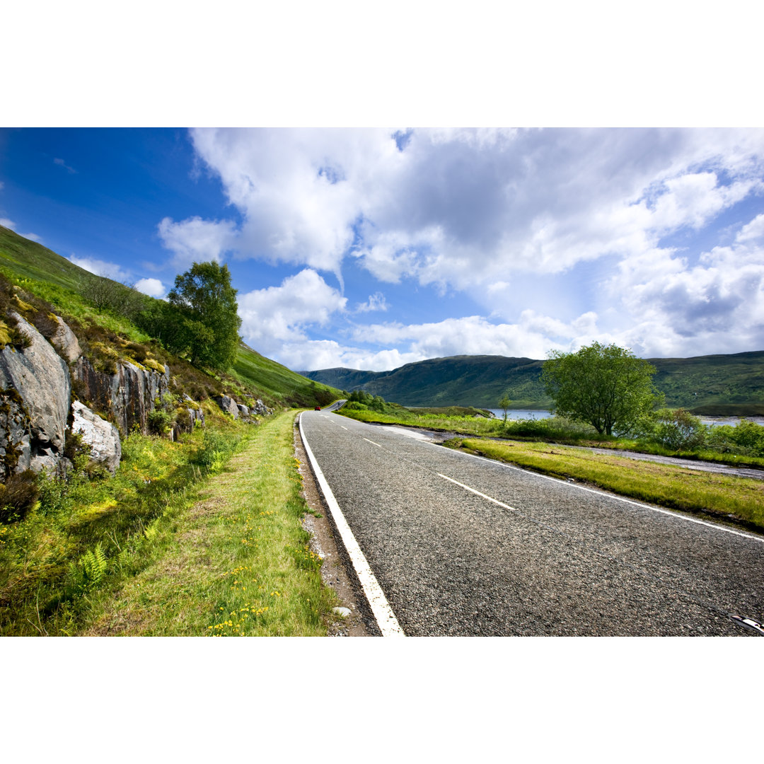 Highland Road von Xavierarnau - Druck auf Leinwand ohne Rahmen