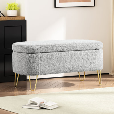 Banc moderne de bout de lit - Revêtement gris avec pieds en métal et chambre à coucher spacieuse avec rangement pratique
