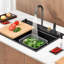 Évier de cuisine à cuve en acier inoxydable noir de 84 cm x 56 cm avec robinet de cascade et planche à découper