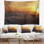 Paysage, lever de soleil jaune au-dessus de la tapisserie des nuages-28508677