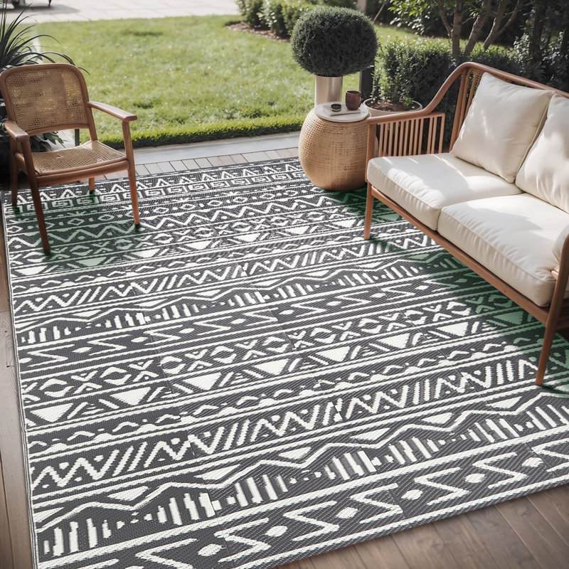 Lucia Bohemian Style Black/White Waterproof Reversible Outdoor Rug, Rectangle 6' x 9'