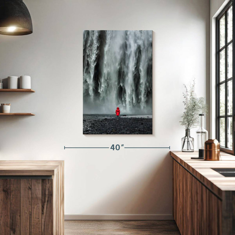 Alvord, femme seule à la cascade de Skogafoss en Islande, H 39 po x l 26 po