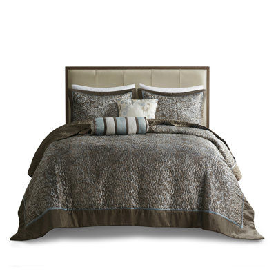 Bedspread Featuring Embroidery With Pillows In Splendid