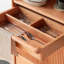 Petite vitrine étroite de conception minimale