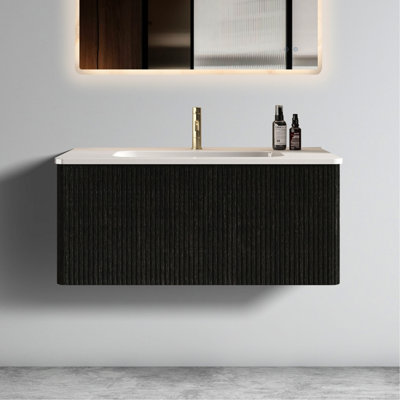 Meuble-lavabo suspendu de 91 cm (36 po) - Chêne noir brossé à rayures, lavabo en céramique blanche, design moderne et ingénieux préassemblé.