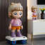 Statuette de sol représentant une adorable fille de dessin animé avec une planche à roulettes, décoration intérieure-1836523360