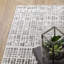 Tapis blanc et gris à tissage mécanique abstrait 5 pi x 8 pi