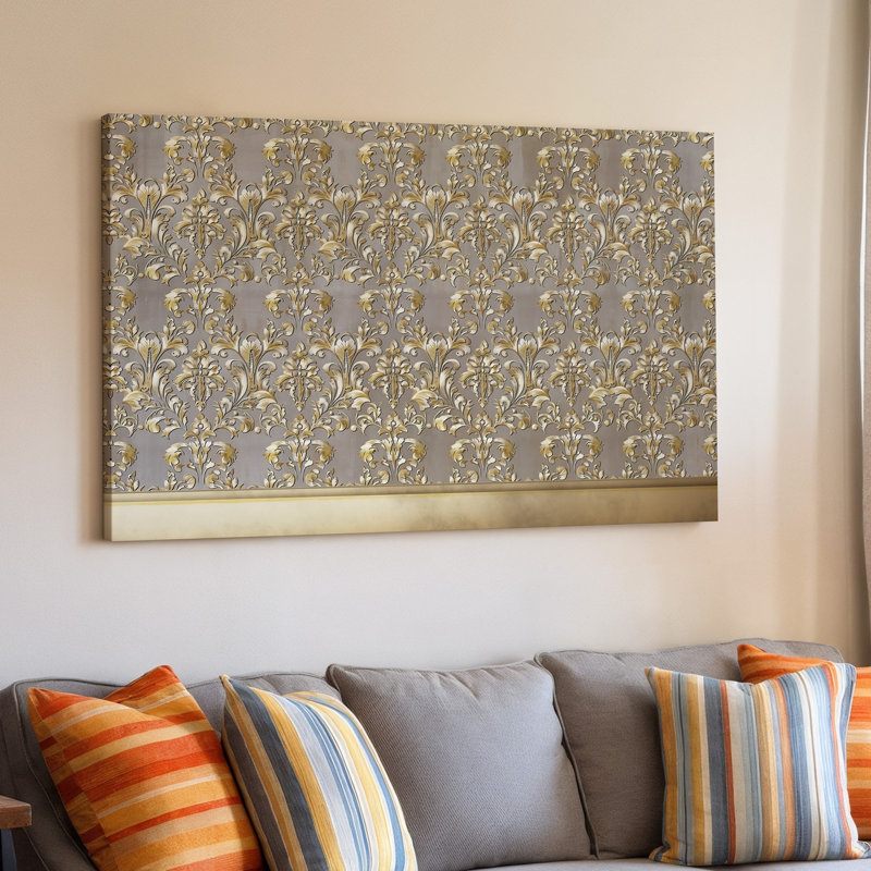 La toile crée un design de papier peint élégant avec un motif damassé complexe en or chatoyant contre un taupe doux
