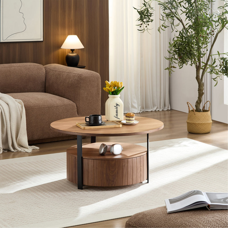 Table basse en bois ronde, charme rustique pour le décor du salon