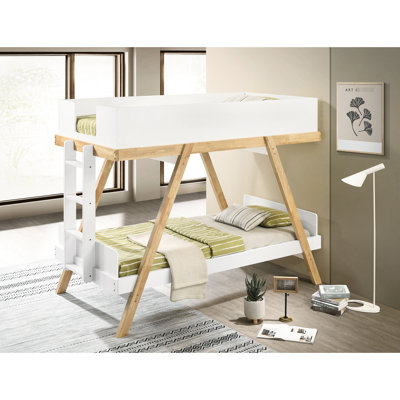 Lit simple au-dessus d'un lit superposé blanc, structure à tréteaux, fond ouvert, rails et lits simples Sleepover Modern - lit avec finition, éléments contemporains rustiques, décorations en bois naturel attachées