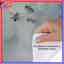 Abeilles volantes sur des housses de couette bleues-125273182
