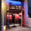 Lit mezzanine simple en bois avec bureau, support de rangement latéral, tablettes multiples et lumière RVB, rouge-130583963