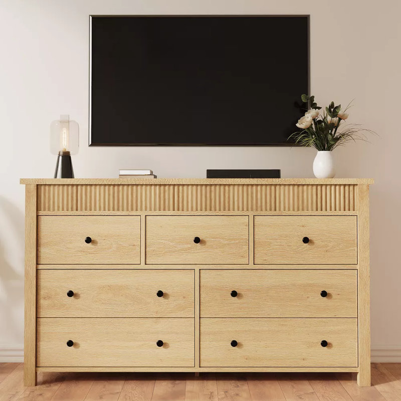 Armoire à 7 tiroirs en chêne naturel avec conception cannelée - unité de rangement multiple et support multimédia pour le salon. Couloir ou entrée