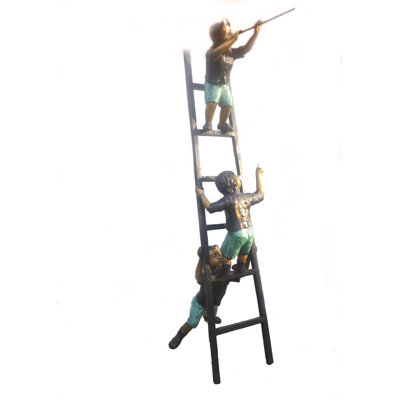 Trois enfants sur une échelle