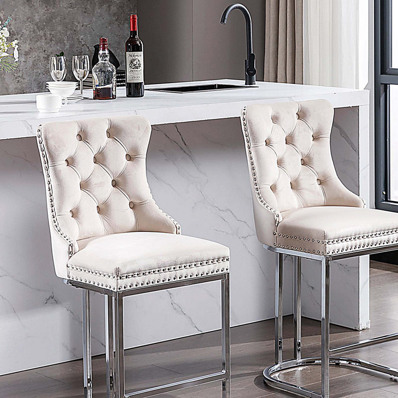 Ensemble de 2 tabourets de bar 26 po à hauteur de comptoir, tabourets de bar modernes en velours avec garniture de rivets et îlot de cuisine avec pieds en métal, beige