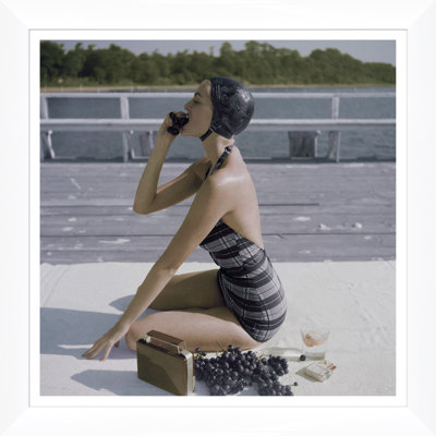 «Vogue Magazine», jeune femme portant un maillot de bain mangeant du raisin, «John Rawlings, 1 janvier 1953»