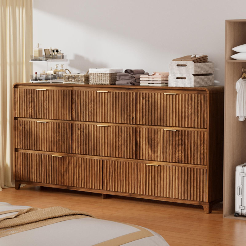 Commode 8 tiroirs cannelée pour la chambre à coucher, 55,1 po de largeur avec tiroirs en bois et poignée en métal pour le salon, noyer