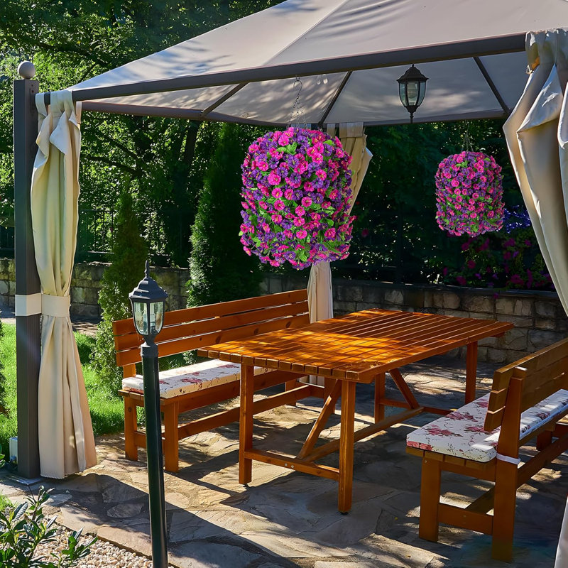 Paniers suspendus avec fleurs artificielles