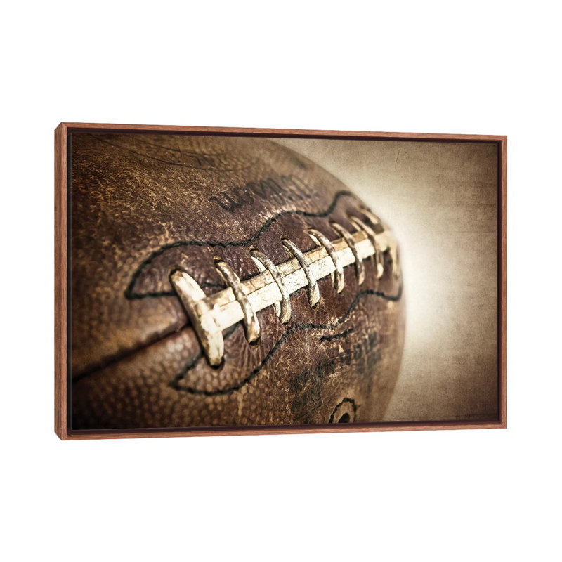 Football rétro par Saint and Sailor Studios - reproduction de photo, H 18 po x l 26 po x P 1,5 po, Toile avec cadre brun